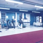 Tyhjä KIHU Training Roomin harjoittelutila Hipposhallilla. Kuvassa tilan harjoituslaitteita, kuten juoksumattoja ja kuntopyörä.
