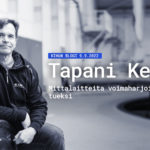 Blogin esittelykuva, jossa kirjoittaja Tapani Keränen nojaa polviseisonnassa levytankojen levytelineeseen.