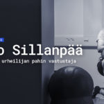 Blogin esittelykuva, jossa kirjoittaja Juuso Sillanpää on steppilaudan päällä polviseisonnassa kuntopallo kätensä alla ja toinen pallon polven päällä.