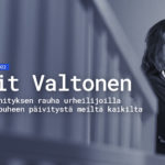 Blogin esittelykuva, jossa kirjoittaja Maarit Valtonen seisoo portaikon alapäässä ja katsoo kameraa.