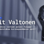 Blogin esittelykuva, jossa kirjoittaja Maarit Valtonen seisoo portaikon alapäässä kädet ristissä hymyillen.