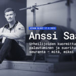 Blogin esittelykuva, jossa kirjoittaja Anssi Saari istuu voimaharjoittelupaikan lattialla taustallaan painonnostotanko ja levypainoja.