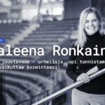Blogin esittelykuva, jossa kirjoittaja Hannaleena Ronkainen nojaa urheilustadionin katsomossa portaiden kaiteeseen. Taustalla näkyy tyhjää katsomoa.