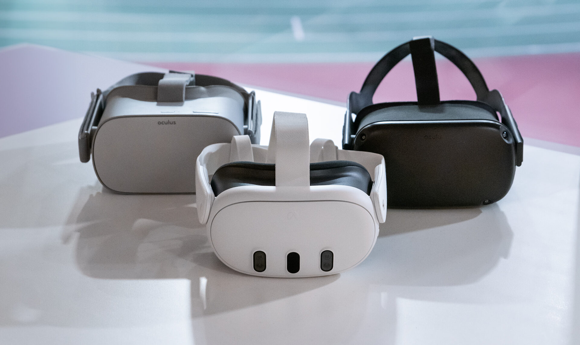 Kolmet erilaiset VR-lasit pöydällä vierekkäin.