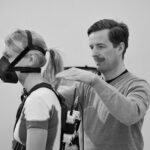 Ari Nummela asettamassa naisurheilijalle päälleen ns. hengitysmaskia, jota käytetään kestävyyskunnon testauksessa esim. juoksumatolla.