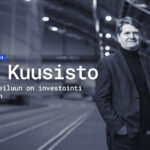 Blogin esittelykuva, jossa kirjoittaja Arto Kuusisto seisoo Hipposhallissa. Taustalla juoksurata. Kuva mustavalkoinen.