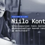 Blogin esittelykuva, jossa kirjoittaja Niilo Konttinen nojaa harjoitusjäähallin kaukalon reunaan ja katsoo kohti kameraa.