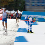 Yhdistelmä kahdesta arvokilpailujen kuvasta. Vasemmalla Deaflympicsin suunnistuksen parisprinttiviestin maaliintulo, jossa suomalainen naissuunnistaja on vastaanottamassa pariaan miessuunnistajaa hänen tullessaan maaliin. Molemmat tuulettavat. Oikealla vastaavasti kuva Torinon paralympialaisista 2026. Suomalainen miesparahiihtäjä laskee alamäkeä kyyryssä edellään samassa asennossa hänen opashiihtäjänsä.