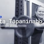 Blogin esittelykuva, jossa kirjoittaja Krista Tapaninaho nojaa painonnostotankoon ja katsoo kameraan. Naisella päällään tumma KIHUn pikee-paita.