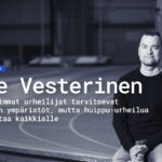 Blogin esittelykuva, jossa kirjoittaja Ville Vesterinen istuu Hipposhallin juoksukaarteen reunalla. Taustalla tyhjää rataa ja harjoitteluhallin näkymää.
